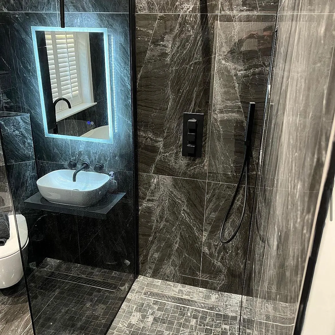 New shower unit with black marbling