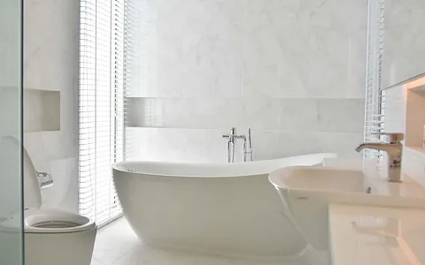 HOME-INTERIOR-BATH-TUB-FREE-STANDING-TILE-MODERN